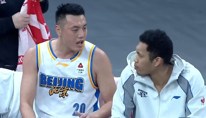 你可是北京顶薪球员！范子铭4中0得0分 多次在场隐身遭球迷热议|篮板球|周琦|许利民|上海男篮|赵睿_新浪体育_新浪新闻